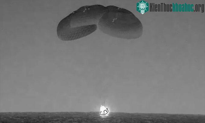 Ảnh hồng ngoại về tàu Dragon của SpaceX đáp xuống Đại Tây Dương ngày 4/9.