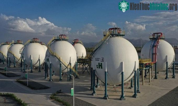 Bể hình cầu chứa hydro tại nhà máy ở Khố Xa.