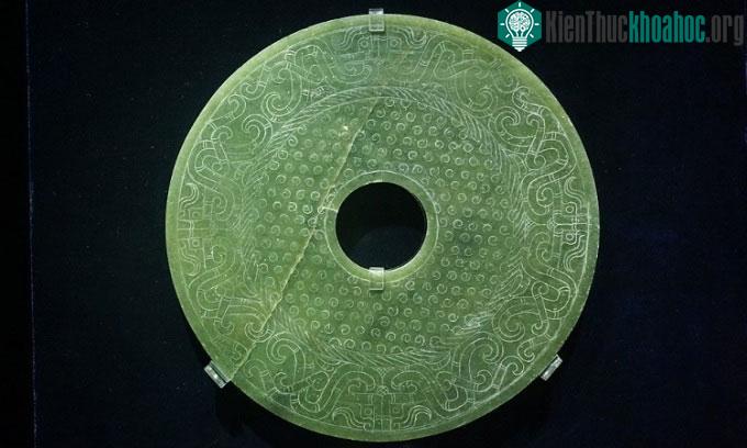 Đĩa ngọc thạch khắc hình rồng khai quật ở Vân Nam.