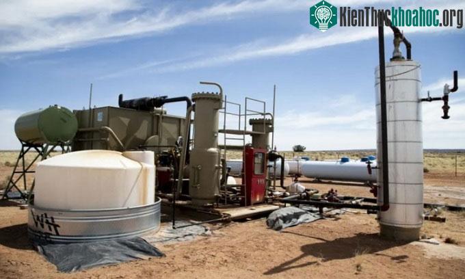 Hoạt động khai thác ở mỏ heli gần Chambers, Arizona, Mỹ.