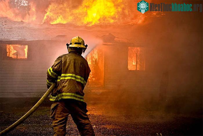 Khói chính là "kẻ thù số 1" tại các đám cháy