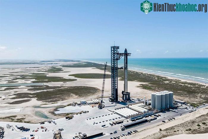 Tên lửa Starship hoàn thành lắp ghép trên bệ phóng.