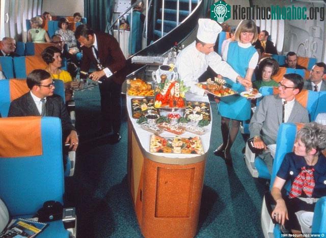 Khách hàng háo hức chờ đợi để được phục vụ từ khu trung tâm cabin