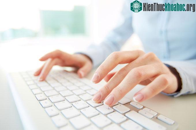 Gõ máy tính liên tục dễ khiến cổ tay bị tê mỏi.