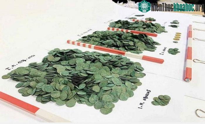 Trong lúc đào đất, người nông dân tình cờ tìm thấy một vại tiền xu cổ.