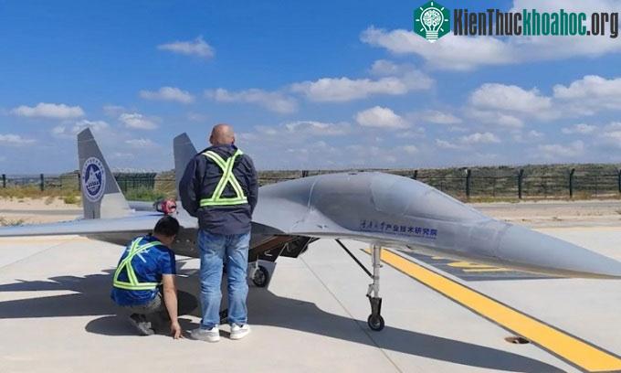 Drone trang bị động cơ nổ xoay trước chuyến bay đầu tiên.