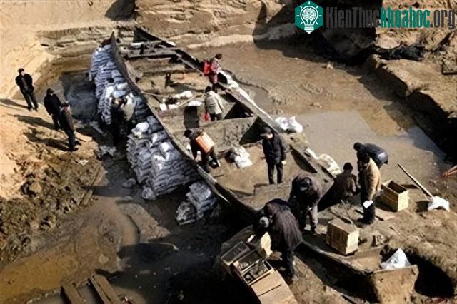 Mưa bão làm phát lộ con tàu chở cổ vật bị đắm và chôn vùi.&nbsp;