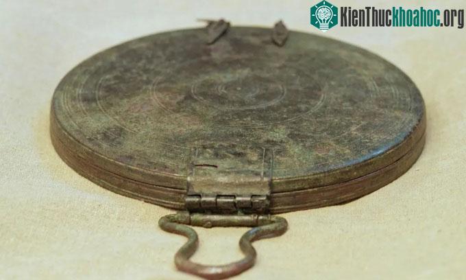 Gương hộp bằng đồng được chôn cùng tro cốt của người phụ nữ.