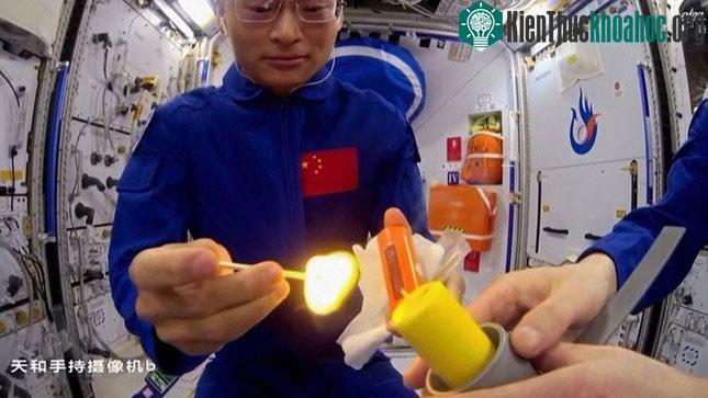 Các phi hành gia Trung Quốc thắp một ngọn nến trên Trạm vũ trụ Thiên Cung.