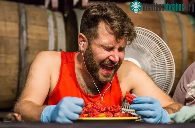 Ông Mike Jack ăn hết 50 quả ớt Carolina Reaper trong thời gian 6 phút 49,2 giây.