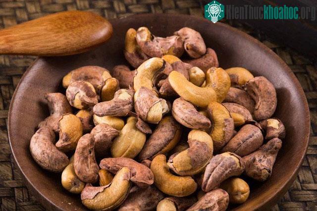 &nbsp;Hạt điều rất cần thiết cho cơ thể để hấp thu các vitamin A, D, E, K...