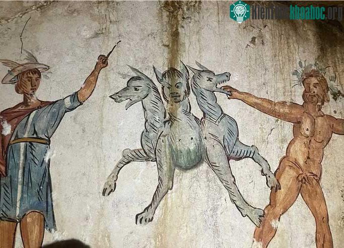 Bức bích họa chính mô tả nhân vật trung tâm là ác thần Cerberus canh giữ địa ngục