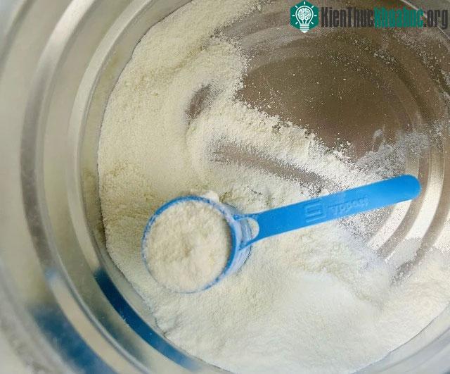 Không sử dụng sữa bột khi bị vón cục, đổi màu.