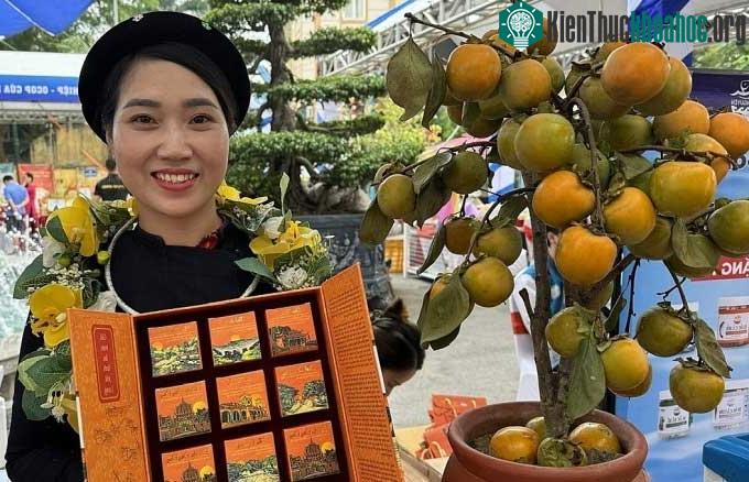 Vương Thị Thương giới thiệu sản phẩm hồng vành khuyên treo gió