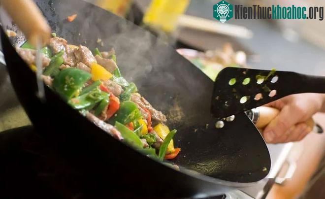 Cặn thức ăn khi đun lại dễ cháy, cũng là tác nhân thúc đẩy ung thư phát triển.