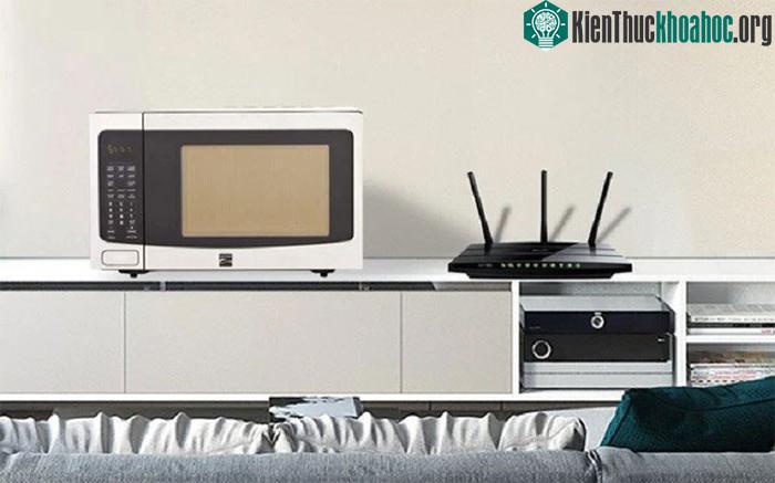 Lò vi sóng cũng nằm trong danh sách bởi đây là thiết bị có thể gây nhiễu sóng Wifi.