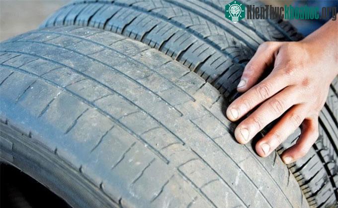 Lốp xe mòn sinh ra các hạt cao su gây ô nhiễm không khí và nước.