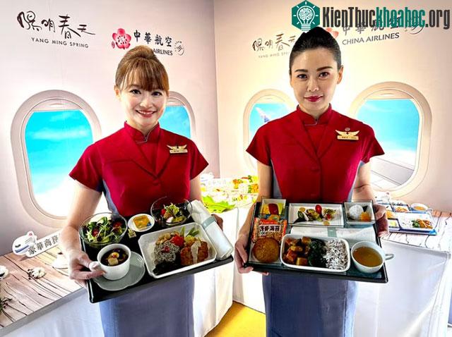Phi hành đoàn cũng có xu hướng khá sáng tạo khi ăn uống trên máy bay.