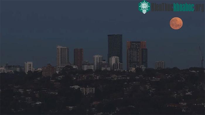 Mặt trăng trên bầu trời St Leonards, Sydney, Úc