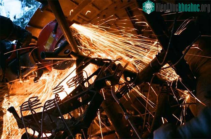"Thợ săn" là những người thu gom phế liệu, chuyên tìm kiếm kim loại từ các mảnh vỡ của tên lửa.