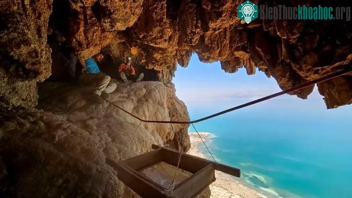 Hang động tại khu vực khảo cổ nhìn xuống Biển Chết