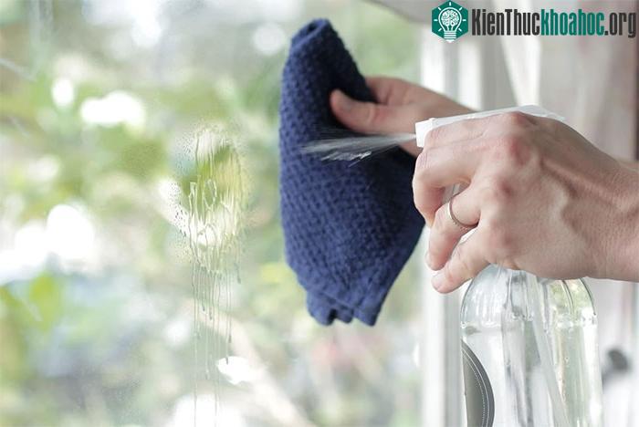 Với gương, tốt nhất hãy dùng loại nước tẩy rửa chuyên dụng