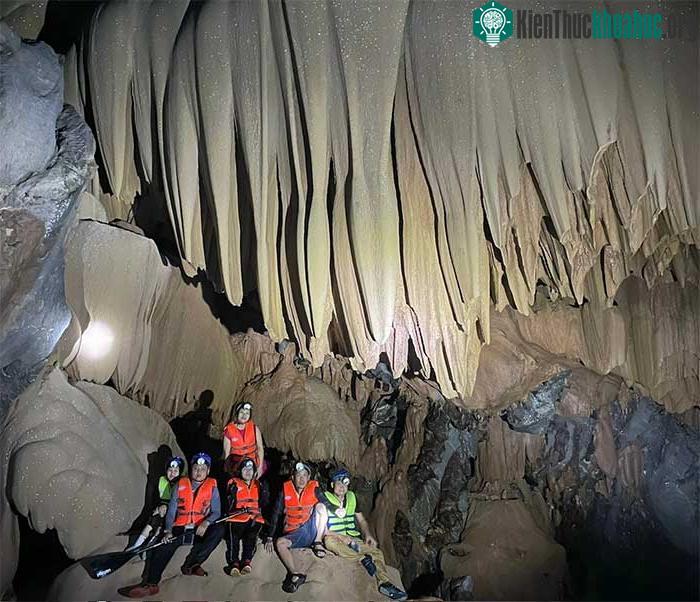 Phát hiện hang động tráng lệ trên đỉnh Trường Sơn ảnh 1