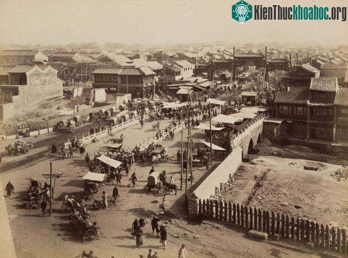 Bức ảnh chụp trên đường Qianmen ở Bắc Kinh.