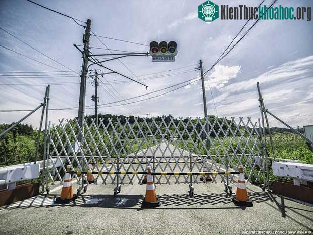 Thành phố bị bao vây bởi hàng rào và ban lệnh cấm.