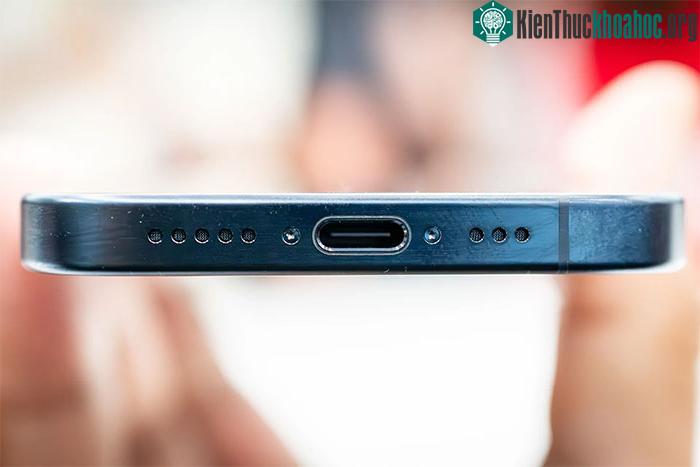 Cận cảnh cổng USB-C trên iPhone 15 Pro.