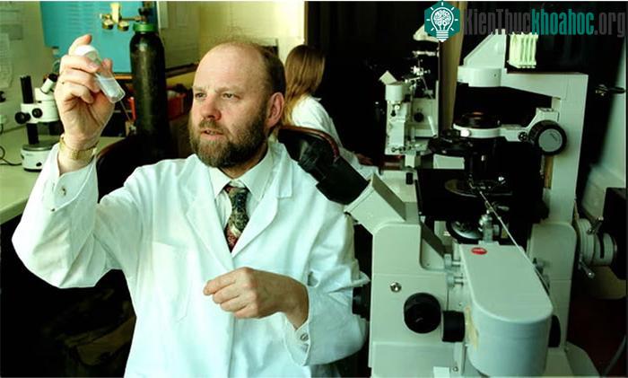 Ian Wilmut tại Viện Roslin, Edinburgh, năm 1999
