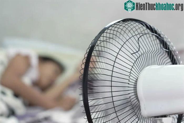 Thời tiết quá nóng, nếu sử dụng quạt điện sẽ gây phản tác dụng.