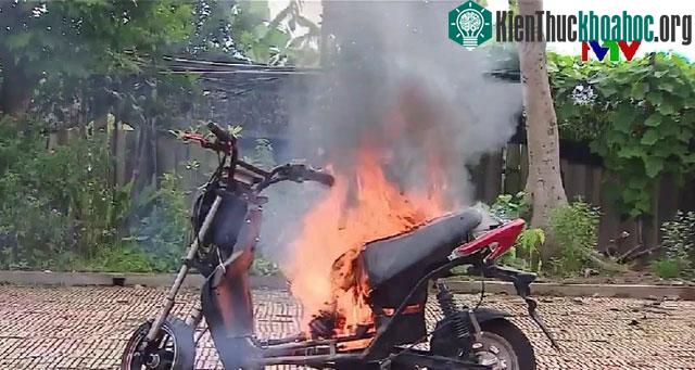 Pin xe điện cháy làm lửa bùng dữ dội.