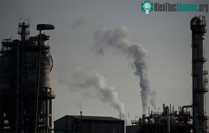 Khói thải bốc lên từ khu công nghiệp hóa chất ở Algeciras, Tây Ban Nha.