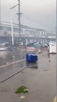 Cơn lốc xoáy kinh hoàng phá hủy đường phố nghiêm trọng.