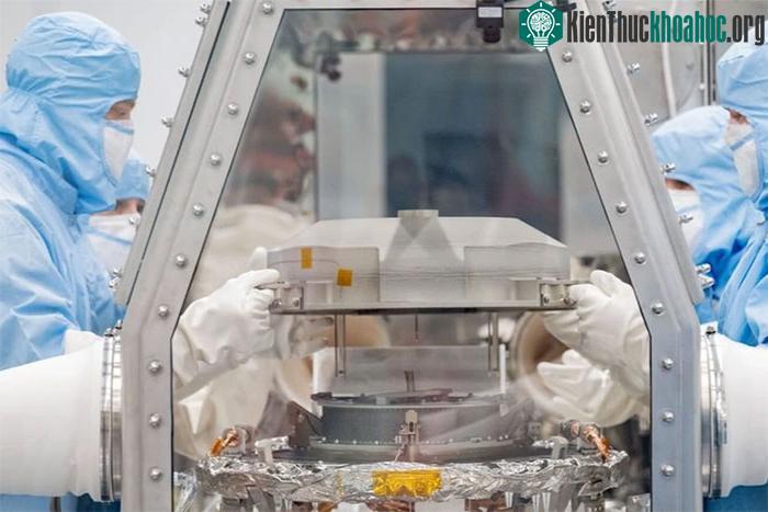 Các chuyên gia của NASA tháo nắp hộp đựng mẫu tiểu hành tinh OSIRIS-REx ngày 27/9.