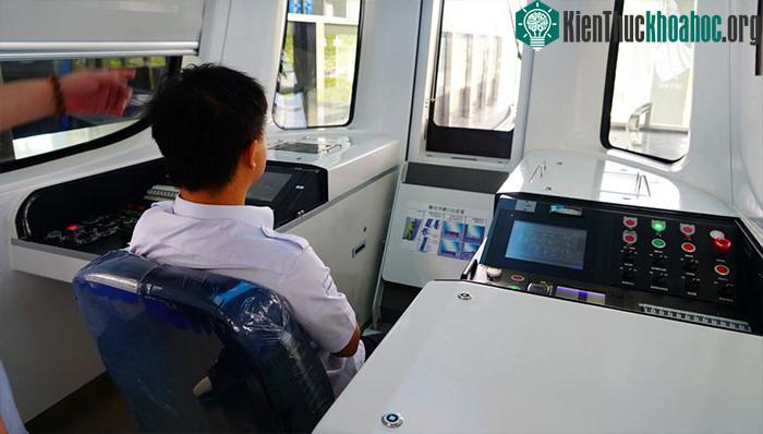 Tàu sử dụng hệ thống lái tự động.