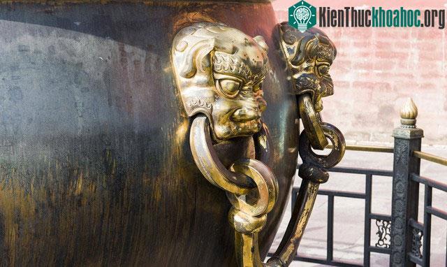 Di chuyển cặp sư tử đá trước Thái Hòa điện trong Cố cung, nhóm thợ hốt hoảng bởi cảnh tượng chưa từng thấy ảnh 1