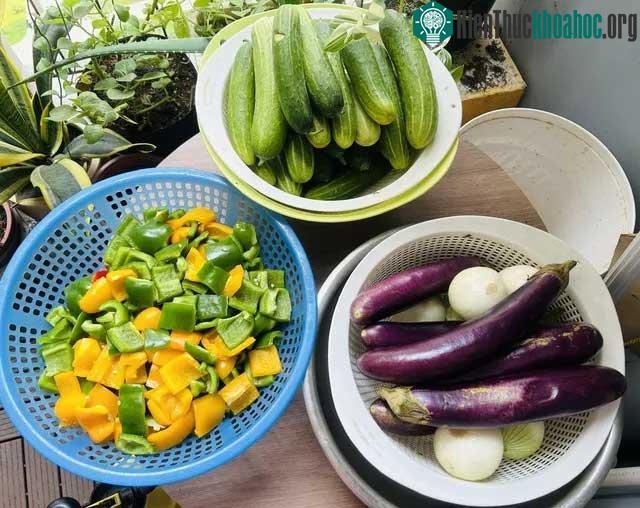 Nên rửa kỹ rau củ quả để phòng ngộ độc.