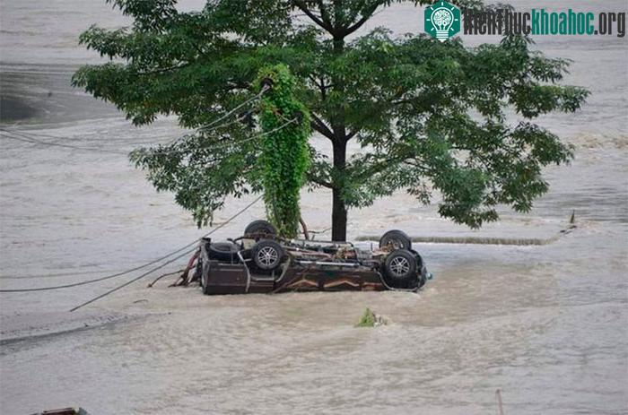 Thảm hoạ xảy ra sau một mùa hè mưa nhiều bất thường ở miền bắc Ấn Độ.