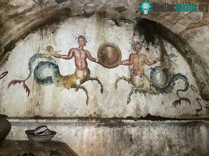 Bức bích họa thứ hai cũng gây tò mò