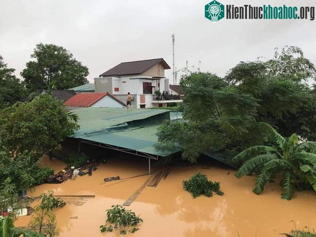 Mưa lũ gây ngập hàng loạt nhà dân ở miền Trung.