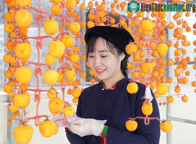 Hồng vành khuyên được treo trên giàn phơi gió trong 15 ngày.
