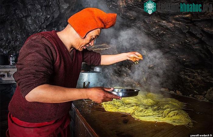 Một tu sĩ ở Tu viện Phugtal chuẩn bị bữa tiệc mì cho lễ kỷ niệm.