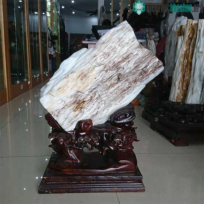 Gỗ hóa ngọc thường được trưng bày ở dạng thô nguyên thủy, làm đồ mỹ nghệ