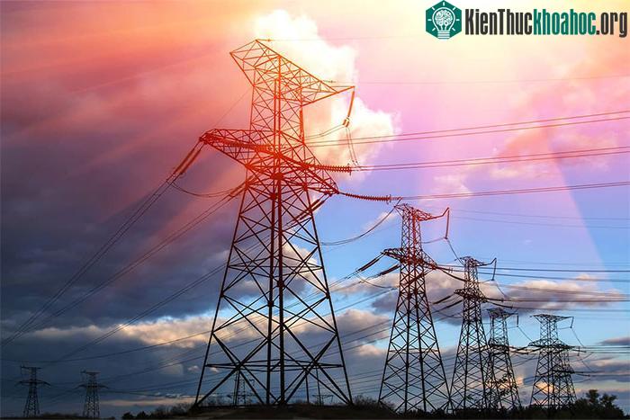 Sự phổ biến của điện áp 110V còn liên quan đến hệ thống điện một chiều của Thomas Edison.