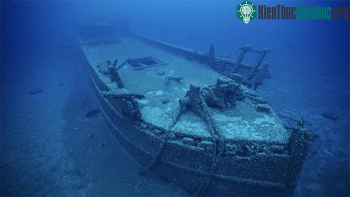 Năm 1895, tàu Africa gặp nạn trong một trận bão tuyết và biến mất cùng 11 thành viên