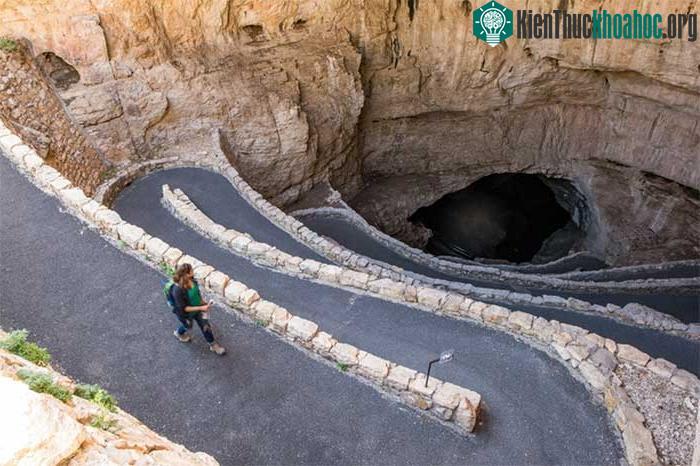 Cận cảnh con đường sâu thẳm xuống lòng đất, ngang ngửa tòa nhà cao 75 tầng ảnh 2