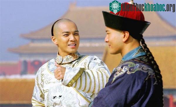 Cạo đầu, tết tóc cho hoàng đế là việc không phải ai cũng dám làm.