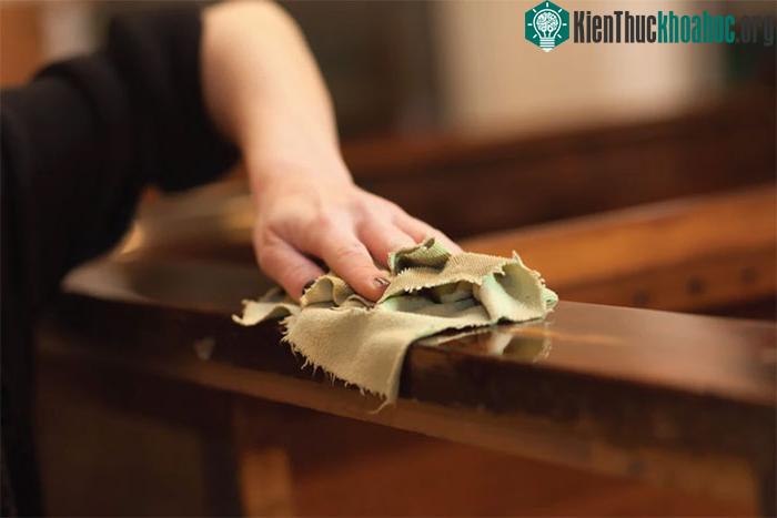 Nước rửa bát có thể làm mất đi lớp sơn bảo vệ và khiến gỗ trông bị đổi màu.